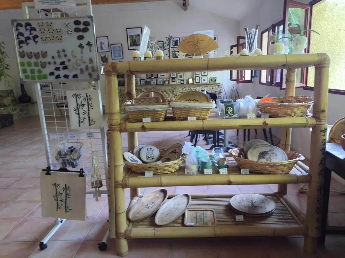 Étagère en bambou garnie de paniers, bougies, plateaux et petits objets de boutique
