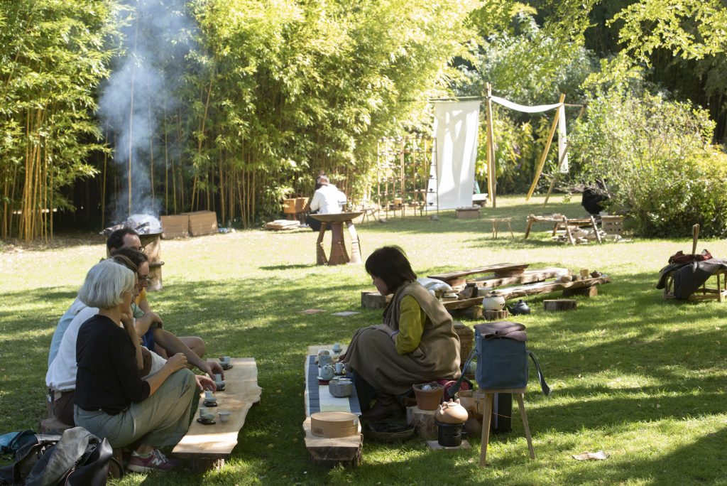 Yalin en plein rituel GongFuCha sous l'acacia au milie du Parc aux Bambous